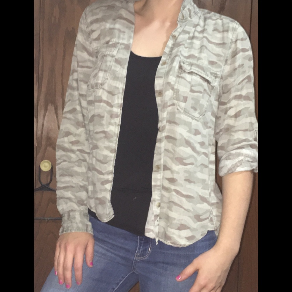 Cute AE button down top